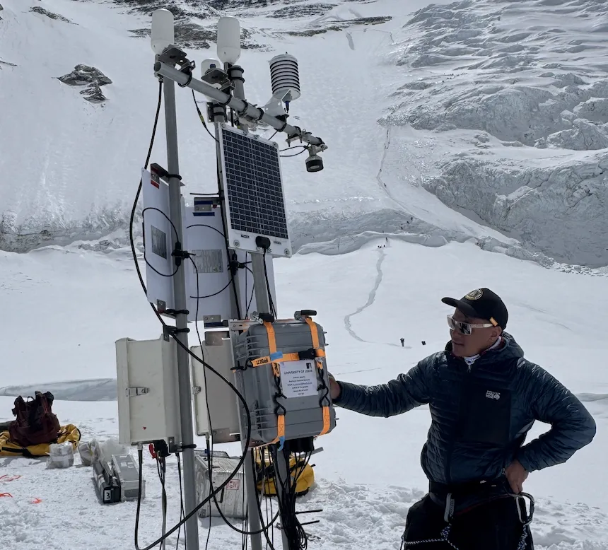 High-altitude weather and camera station